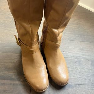 Sperry riding boots in size 8. Some scuffs, genuine leather, in good condition